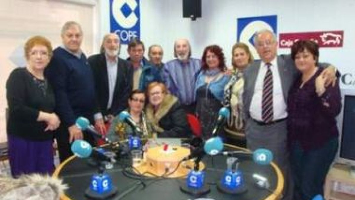 Los habituales participantes en «Cantares Populares», con Félix Chamorro, en la Cope.