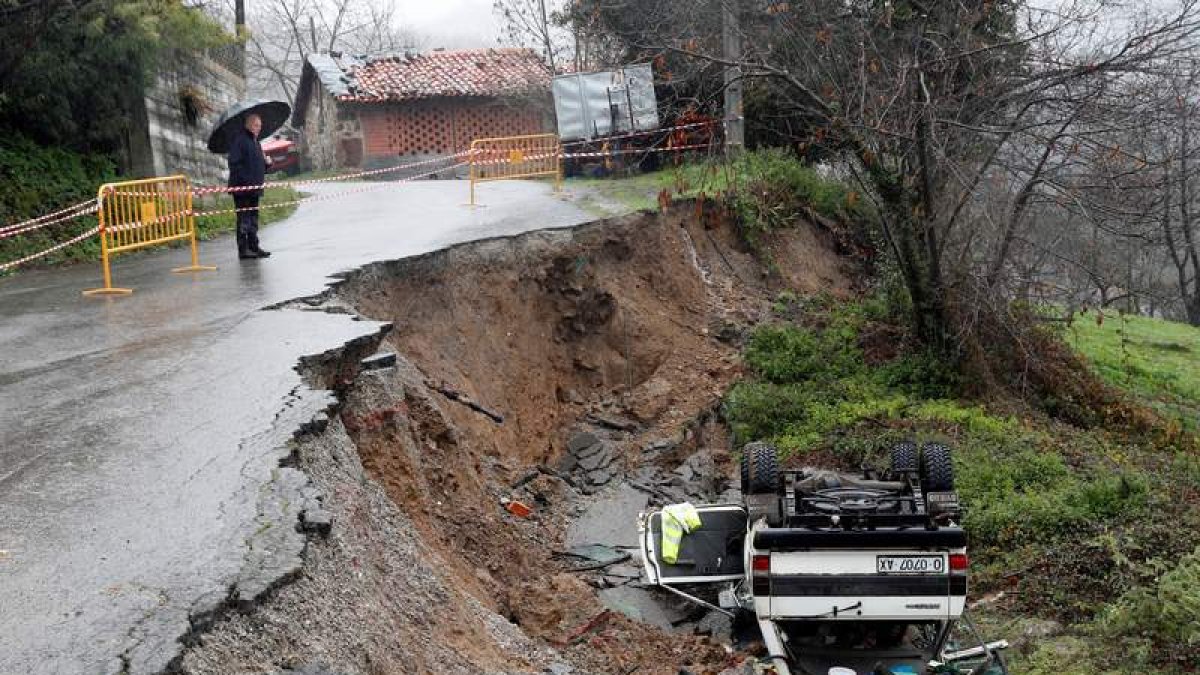 Estado en el que quedó el vehículo siniestrado ayer en Lloreo, concejo de Laviana. CEREIJIDO