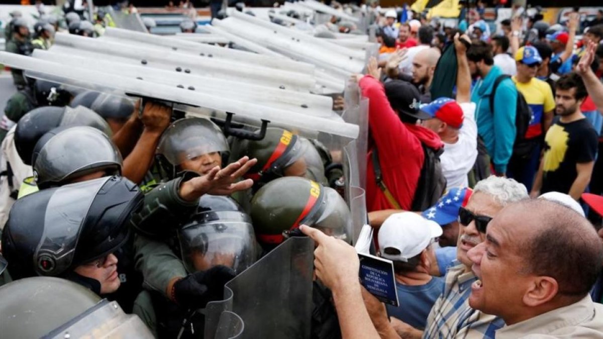 Opositores a Maduro se enfrentan a la Guardia Nacional en Caracas.