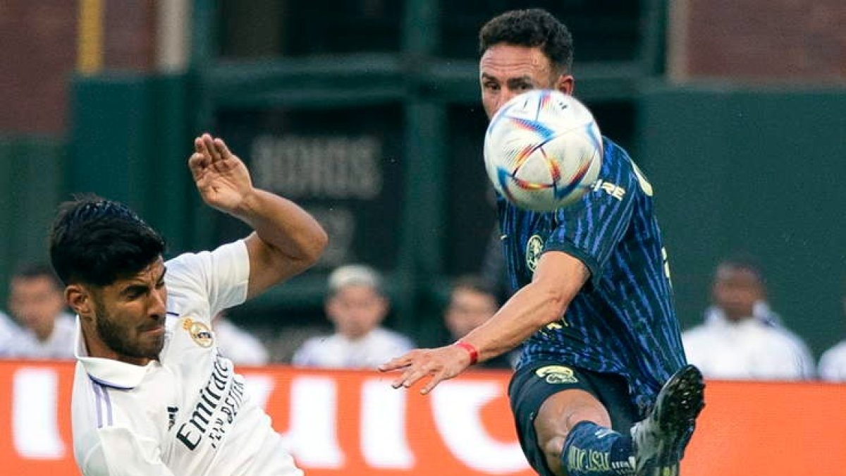 Asensio intenta interceptar un disparo de Miguel Layun. CAMERON