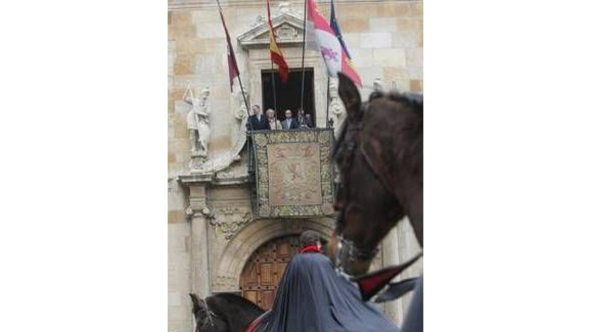 Amilivia, en el centro, homenajeó a la cofradía