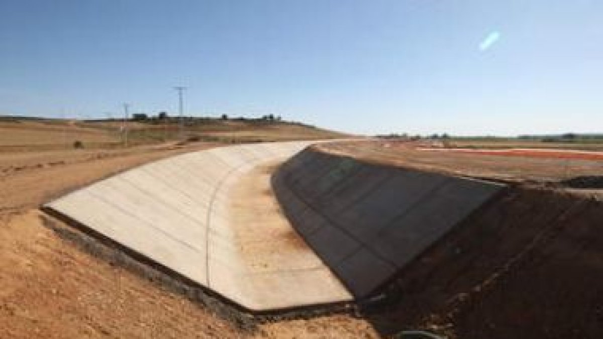 Un tramo en construcción del canal bajo de Payuelos.