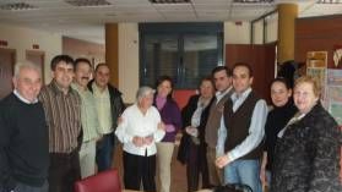 La corporación municipal acudió ayer a la apertura del Aula de Respiro de Navatejera