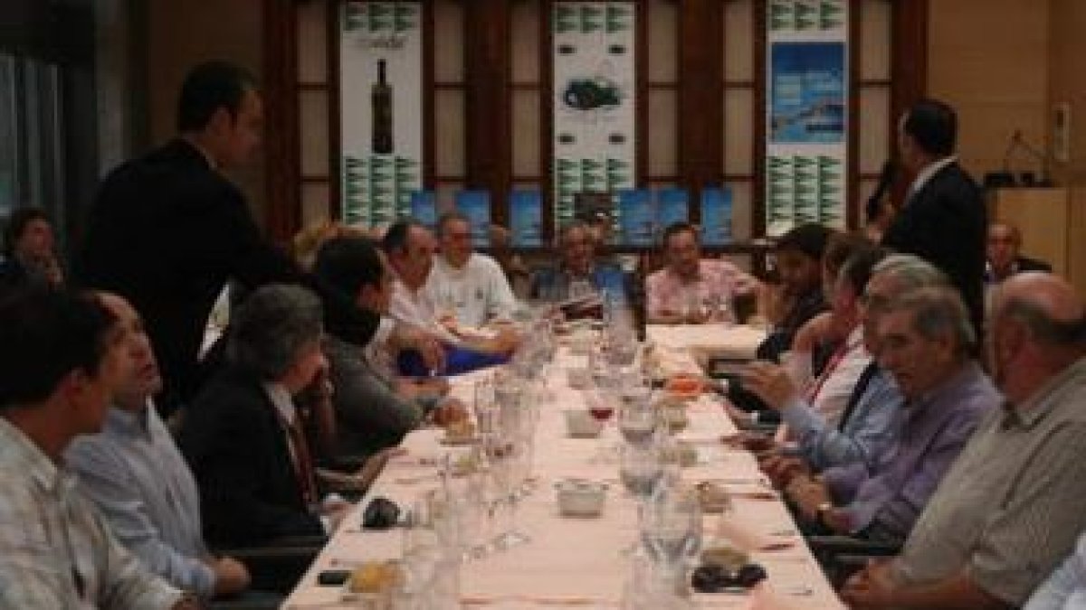 Miembros de la Academia de Gastronomía de León, ayer, en la mesa de presidencia.