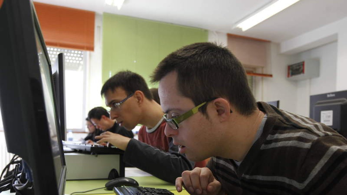 Jóvenes con síndrome de Down participan en un curso sobre nuevas tecnologías para favorecer su inserción laboral.