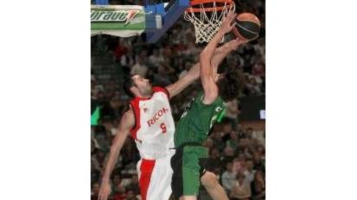 Claver lucha por un rebote con Boddicker, del Capitol