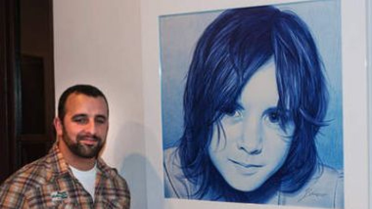 Juan Antonio Cuenca, con su espectacular retrato pintado a bolígrafo.