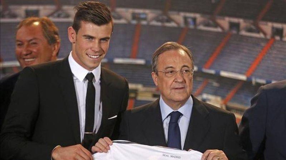 Bale, junto a Florentino, en la presentación en el Bernabéu.