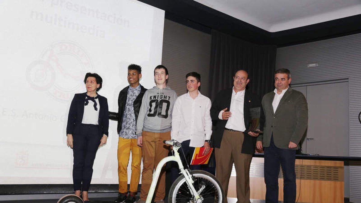 Un grupo de alumnos ganadores, durante la entrega. S. PÉREZ