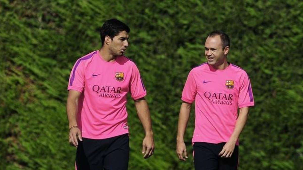 Luis Suárez e Iniesta en un entrenamiento en la ciudad deportiva del Barça.