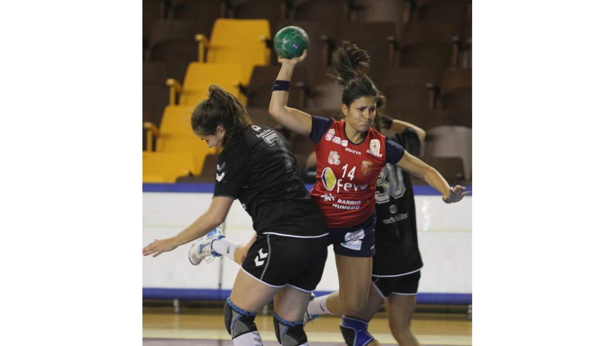 Andrea lanza a portería ante la defensa rival.