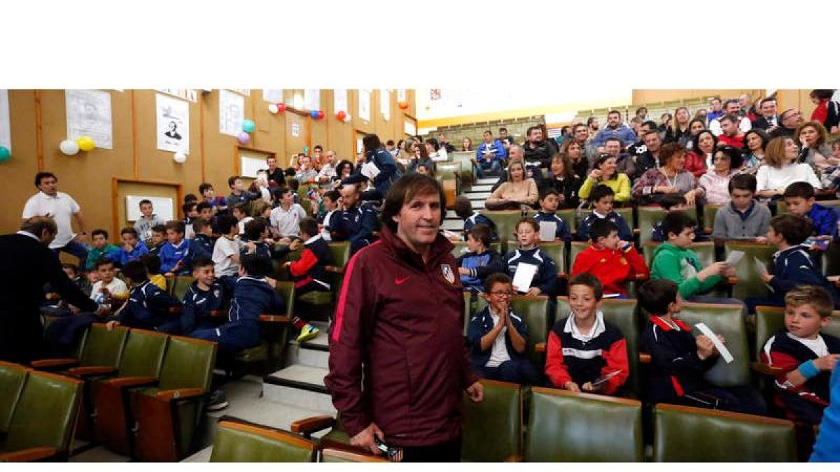 El presidente del CDF Peña, Manuel Díaz, y el director del área de expansión del Atlético de Madrid, Rafael Carmona, se reunieron con los futbolistas peñistas y sus familias. MARCIANO PÉREZ