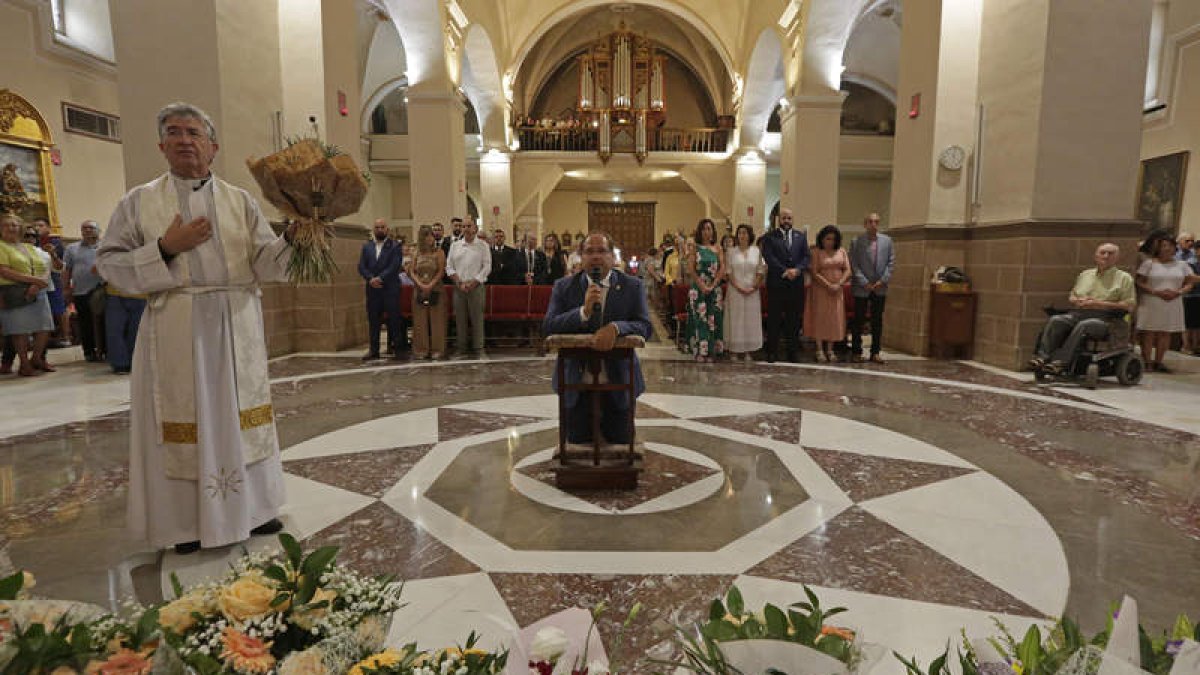 El alcalde de La Bañeza, Javier Carrera, ayer en la ofrenda floral a la Virgen de la Asunción. F. OTERO