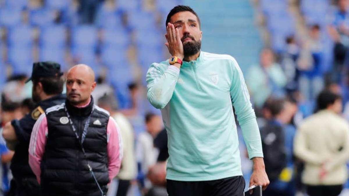 Omar Otero, entrenador de porteros de la SDP, llorando a la conclusión del partido de Oviedo. L. DE LA MATA