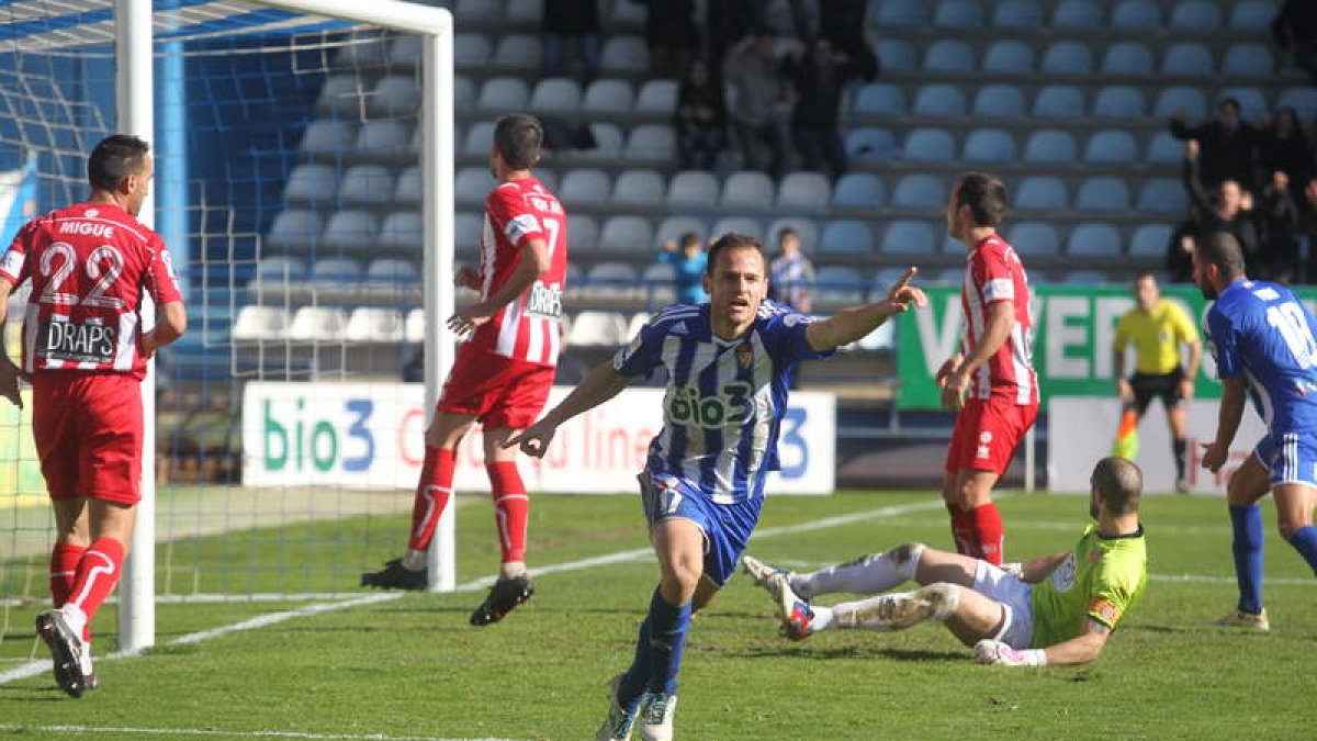 Iván Moreno, gran protagonista del partido disputado en la mañana de ayer en El Toralín, celebra uno de los dos tantos que le marcó al Girona FC y que rompen con la mala racha del equipo en las jornadas anteriores.