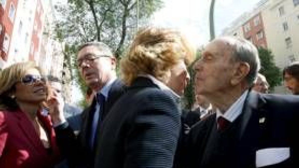 Aguirre saluda a Fraga en presencia de Ana Botella, que está conversando con Ruiz-Gallardón