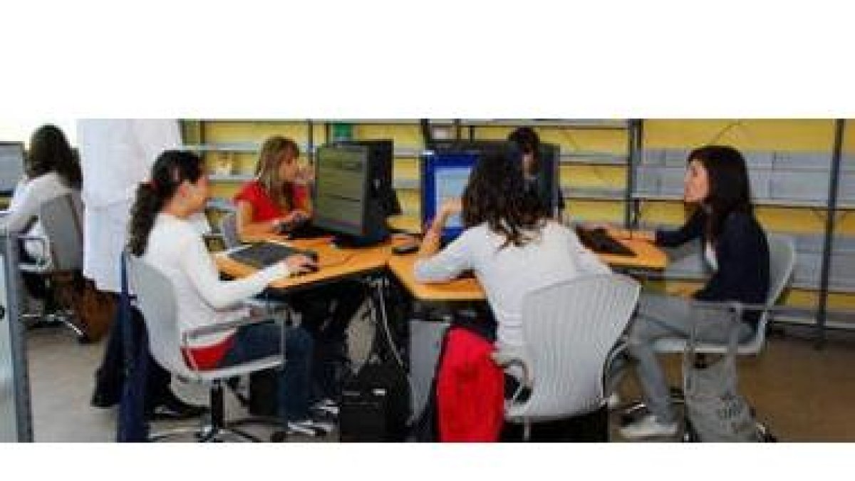 Algunas de las pacientes que acuden al centro de día de Burgos.