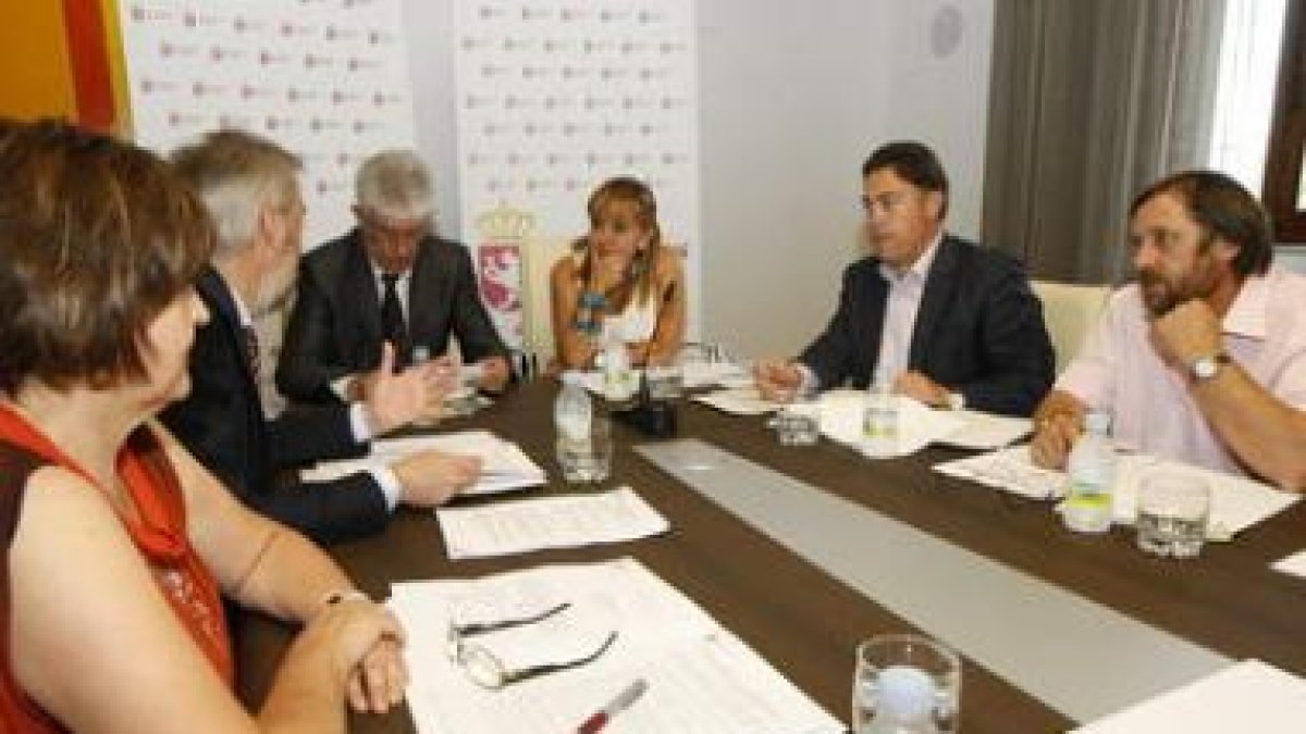 Isabel Carrasco y José Ángel Hermida, durante la constitución de la comisión mixta.