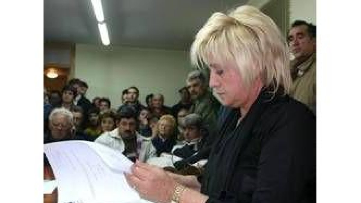 La pedánea de Cortiguera en el pleno en el que dio marcha atrás.