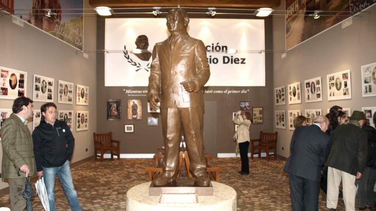 Una estatua a tamaño natural preside la fundación de Portilla de la Reina.