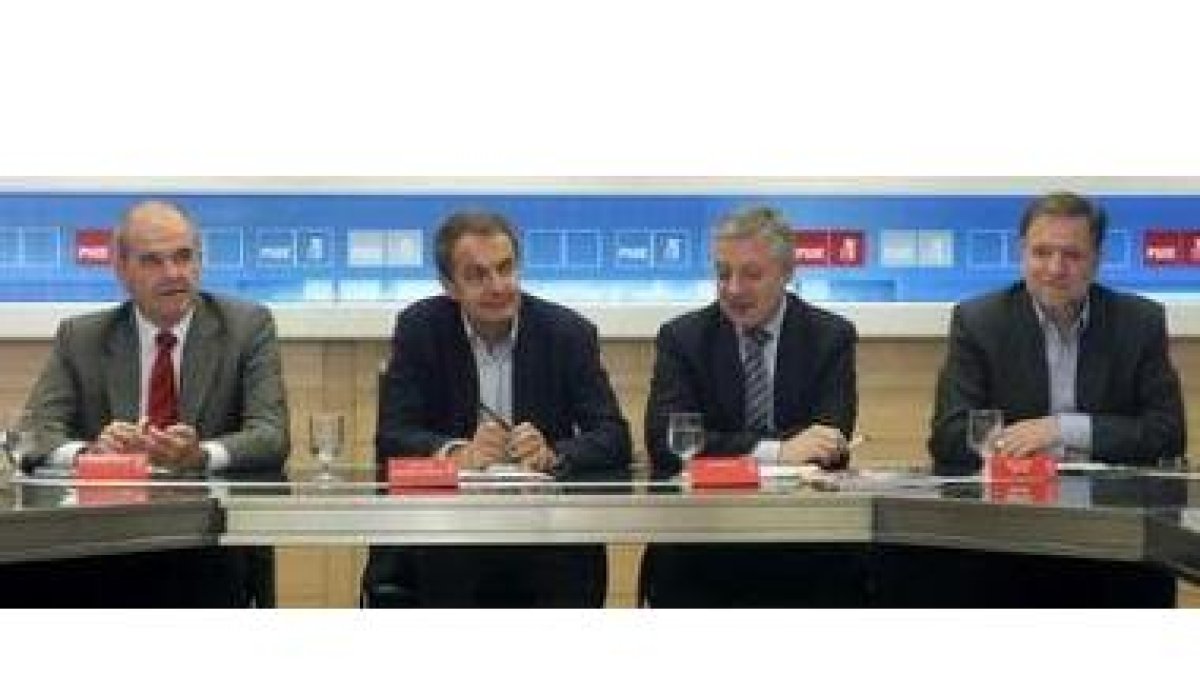 El presidente del PSOE, Manuel Chaves, el secretario general Rodríguez Zapatero, el vicesecretario J