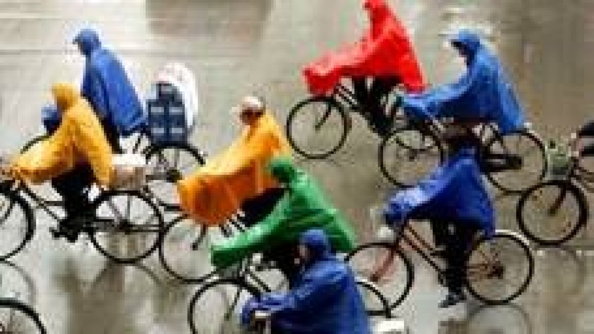 Un grupo de chinos va en bici por Pekín