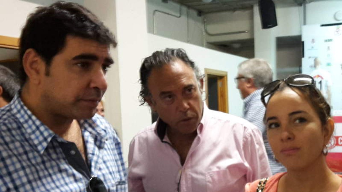 Felipe Llamazares, en el centro, recibe a la expedición catarí.
