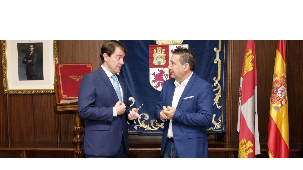 Alfonso Fernández Mañueco junto a Luis Mariano Santos en el despacho de Presidencia. JCYL