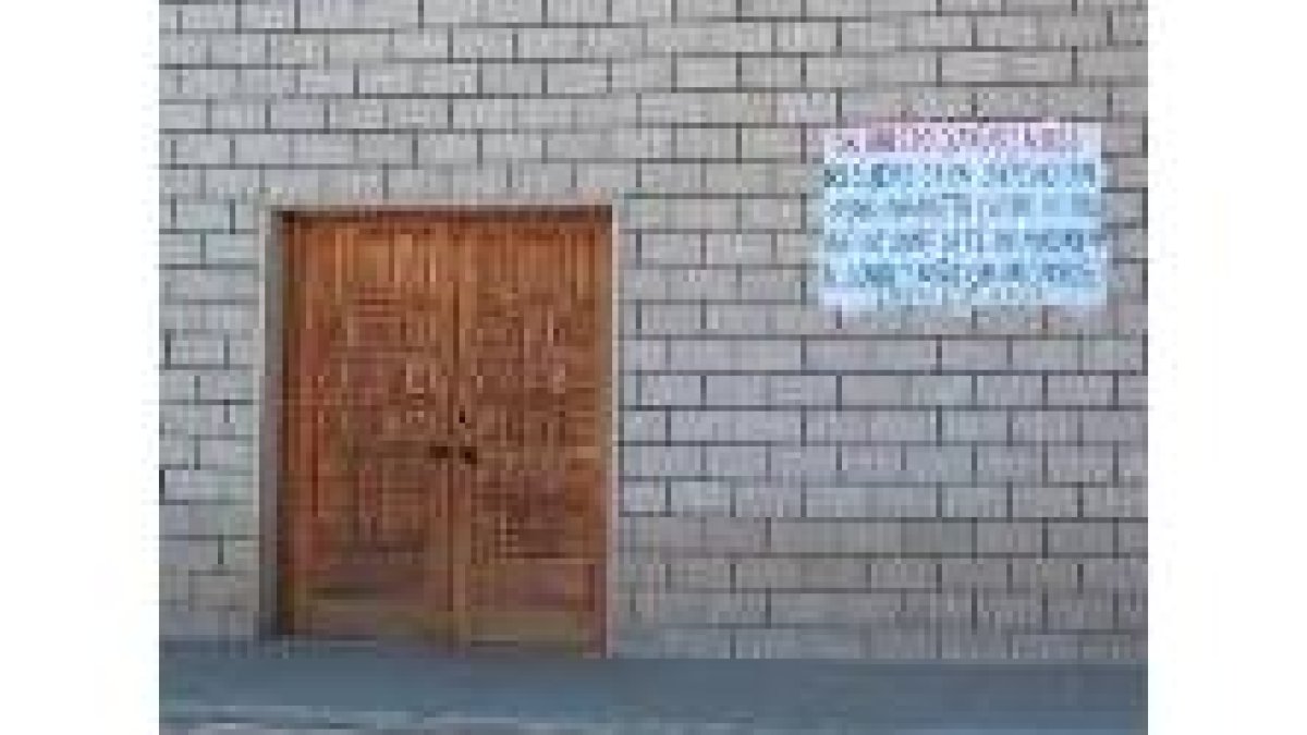 Los vecinos colocaron en la iglesia una pancarta en favor del sacerdote