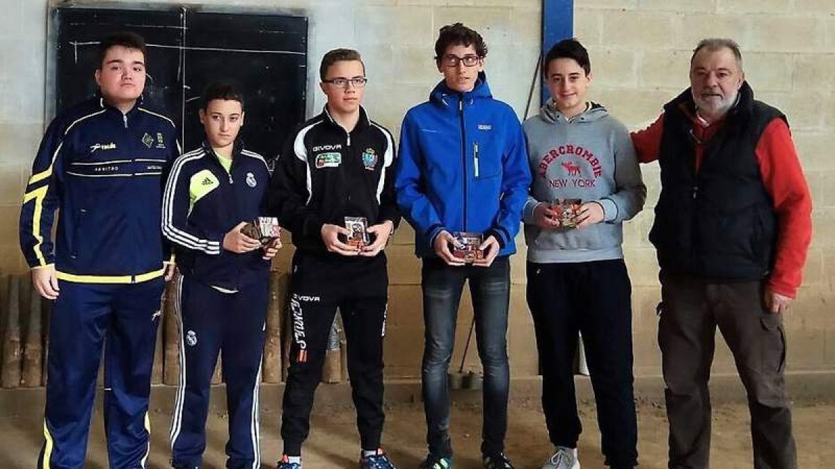 Foto de familia de los triunfadores en el Trofeo de Navidad. P.C.