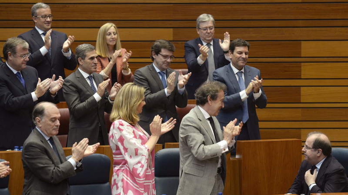 Varios procuradores del PP en pie, tras conocerse el resultado de la segunda votación que hacía presidente a Herrera.