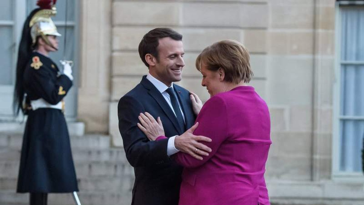 Macron y Merkel se reunieron ayer en el Elíseo. C. PETIT TESSON