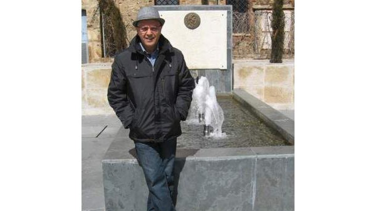 Luis Fernández Terrón, en una céntrica plaza de Astorga.