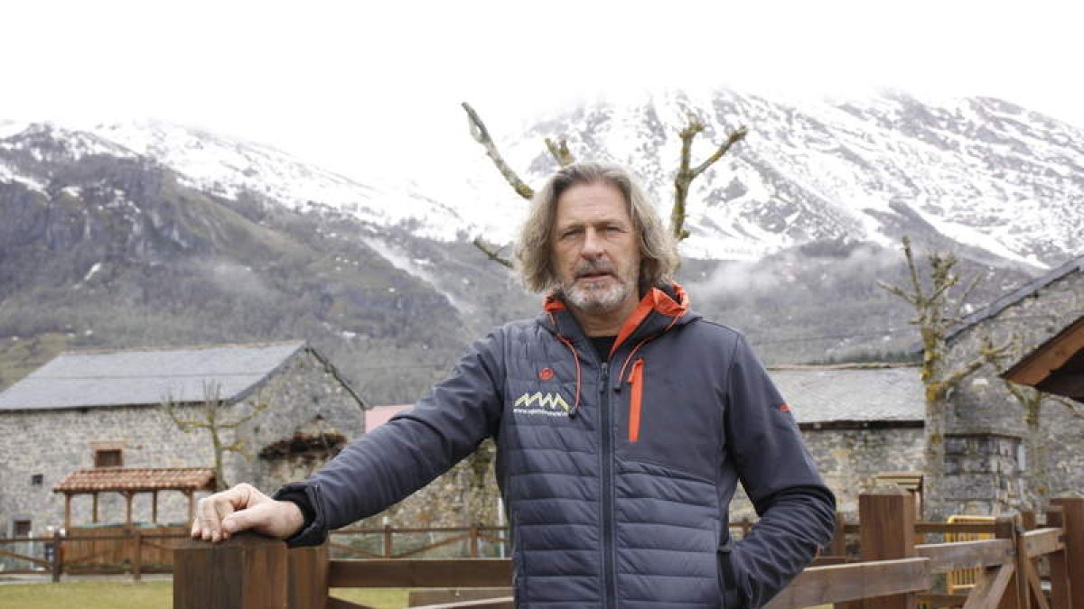 Pedro Luis Álvarez, en su pueblo de Burón. CAMPOS