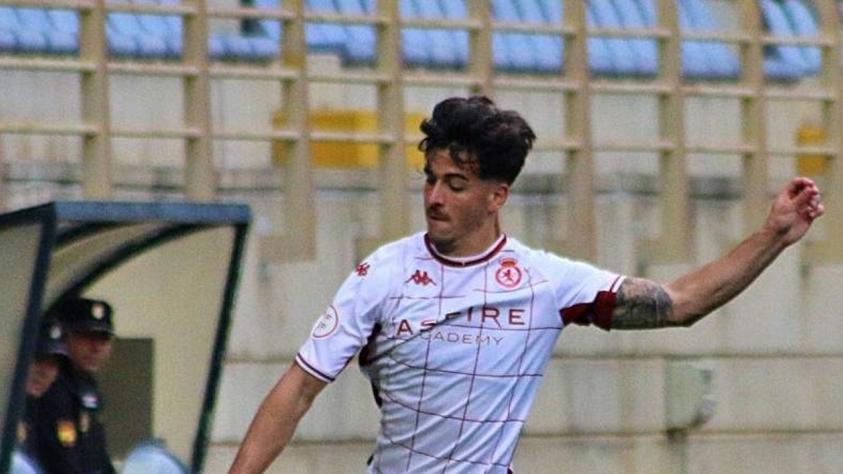 Riki Mangana durante un partido con la elástica del equipo culturalista. CYDL