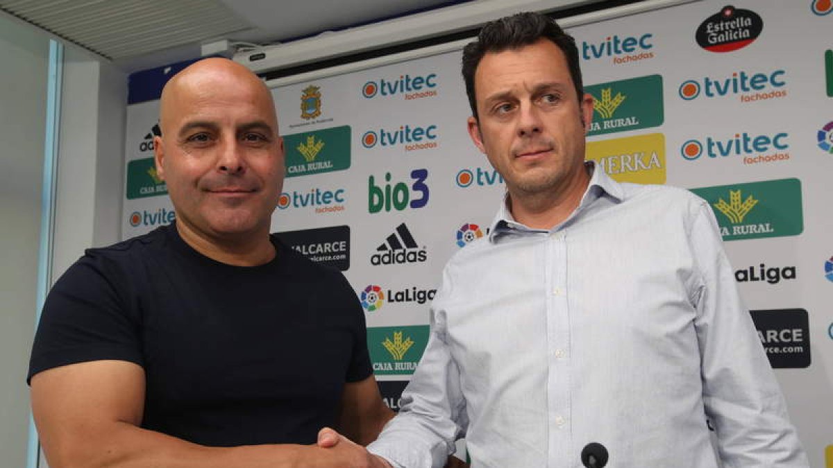 Roberto Carlos Fernández y Eduardo Domínguez, en la presentación de la alianza SDP-Sport Coach. L. DE LA MATA