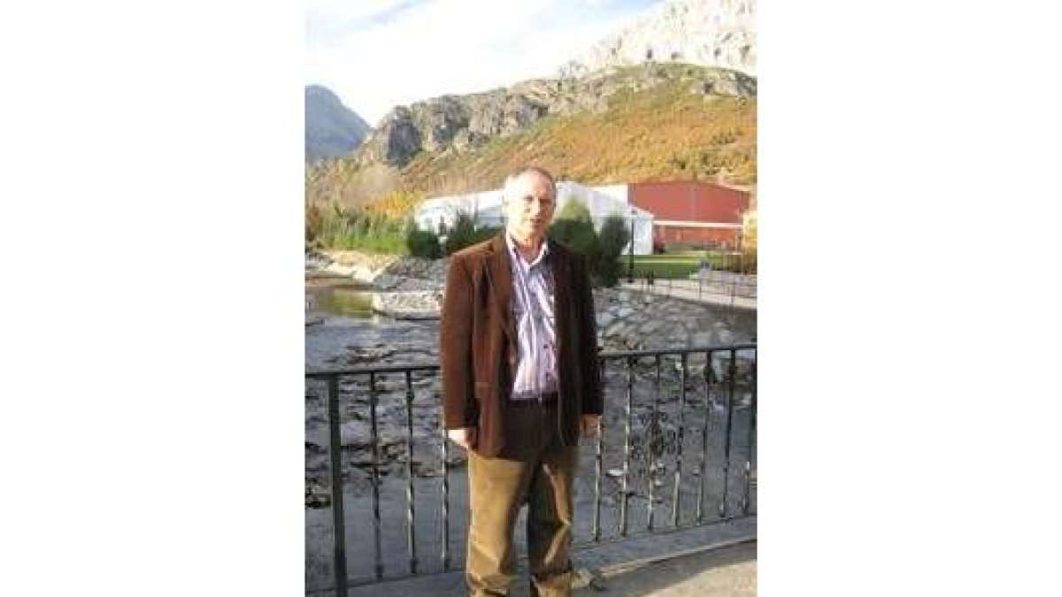 El alcalde de Vegacervera, ayer en el puente de la playa fluvial