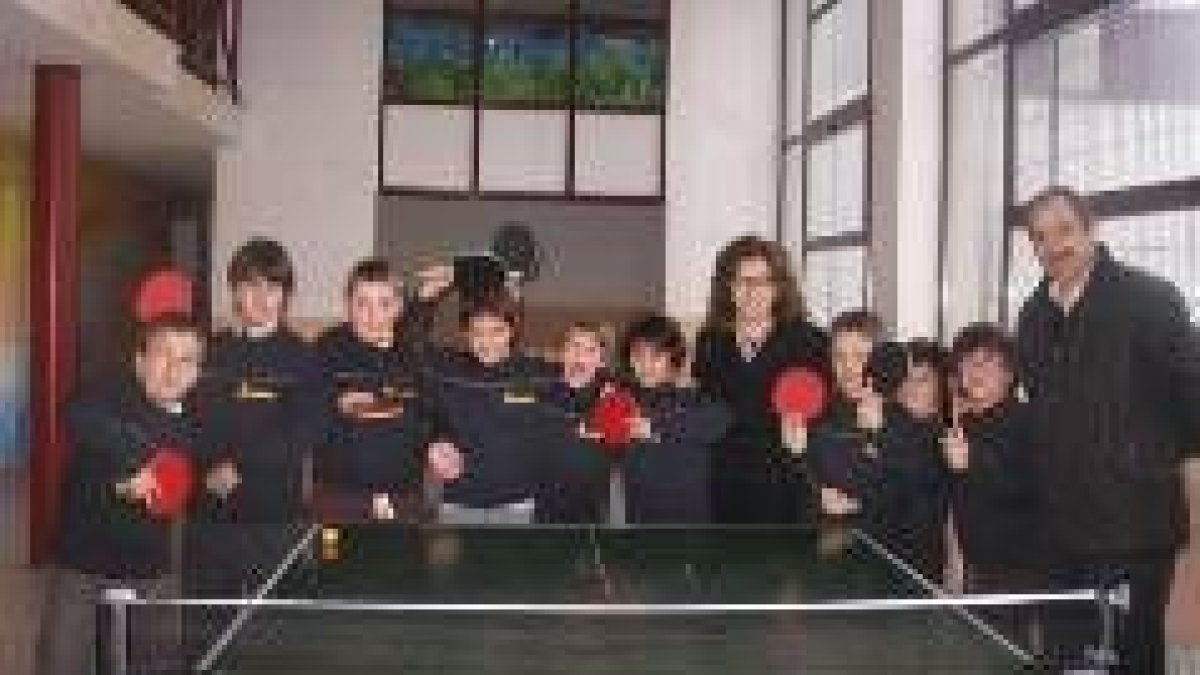 La concejala Natalia Rodríguez Picallo con niños de las Escuelas Deportivas Municipales