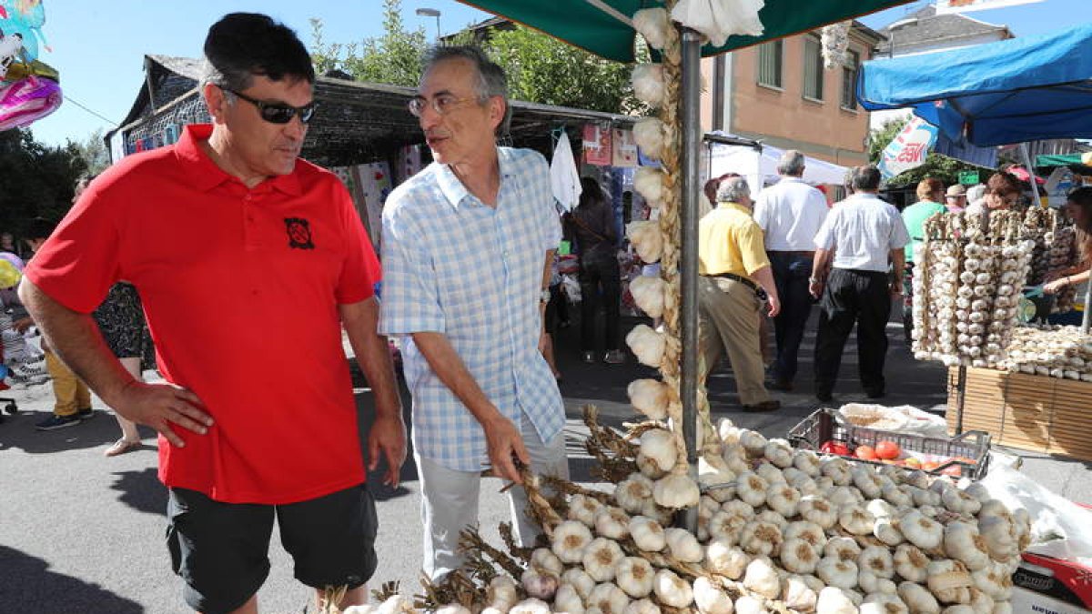 El pedáneo Manuel González, y el matemático Norberto Octavio Corral, ayer en la feria. L. DE LA MATA