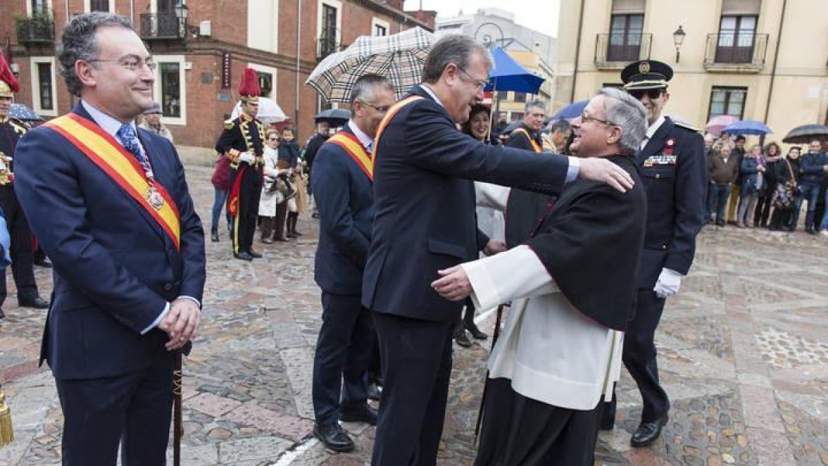 Un momento del acto en el que Ayuntamiento y Cabildo discuten sobre el foro u oferta al santo.