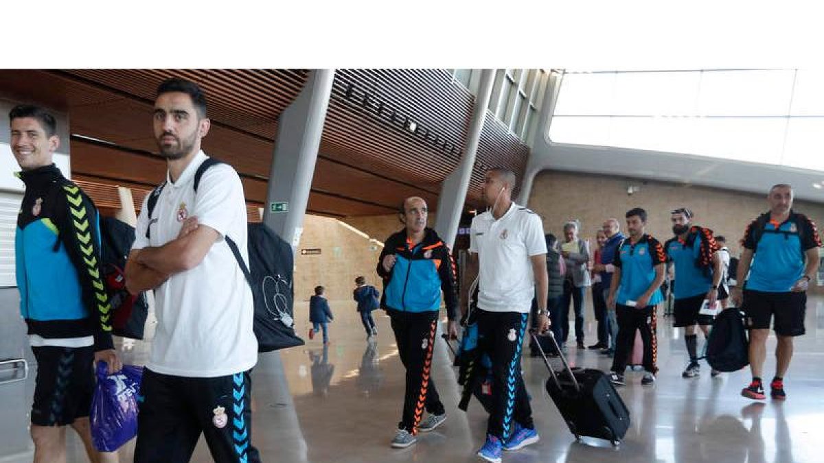 La expedición de la Cultural partió hacia Barcelona desde el aeropuerto de La Virgen del Camino con un plantel leonés cargado de ilusión. JESÚS F. SALVADORES
