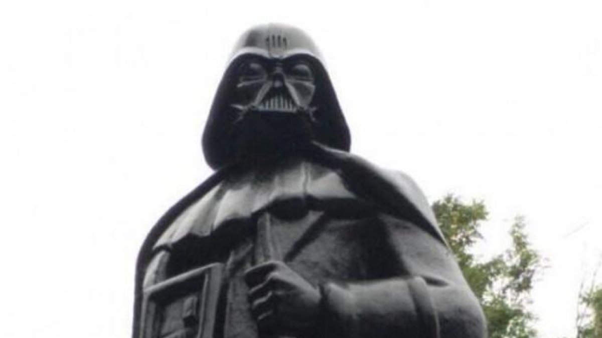 Detalle de la nueva estatua de Darth Vader, en Odesa.