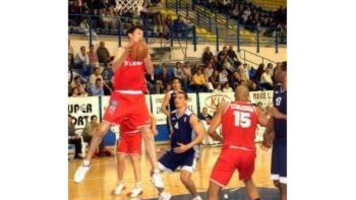 Iván Aparicio dispuso de muchos minutos en la cancha y mostró sus posibilidades de futuro con León