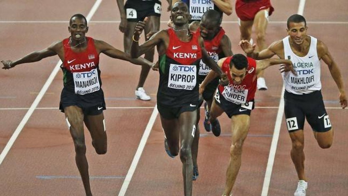 Asbel Kiprop entra vencedor en la final de 1.500.