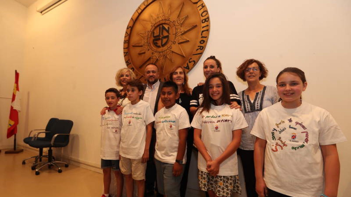 Los premiados, con Gerardo Álvarez Courel. ANA F. BARREDO
