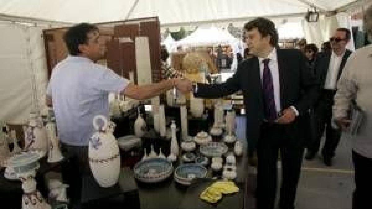 En los diferentes stands se encuentran todo tipo de objetos de barro