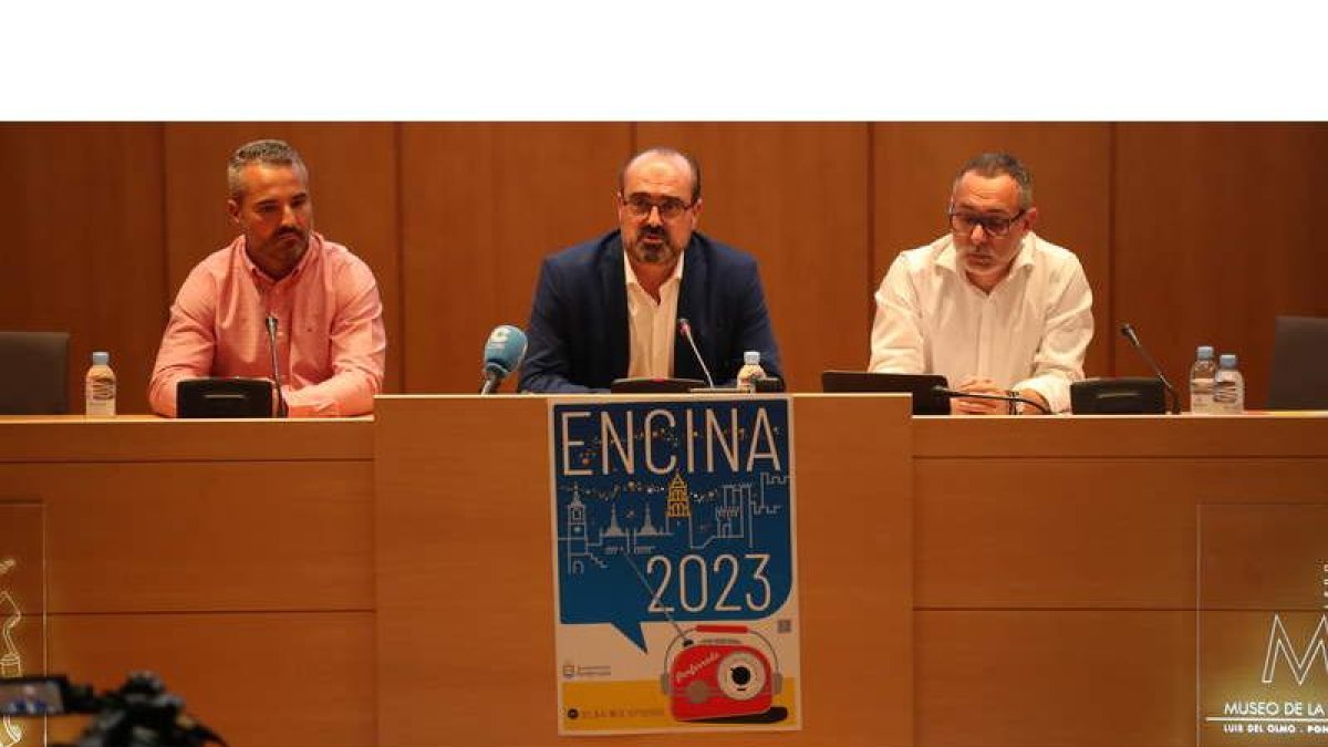 El alcalde Marco Morala y los concejales David Pacios y Carlos Cortina en la presentación del programa de la fiestas. ANA F. BARREDO