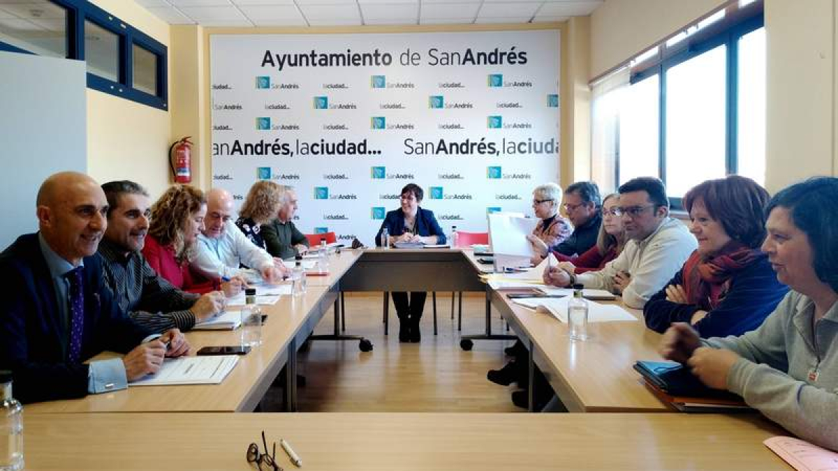 La alcaldesa, al fondo, junto a los portavoces de los partidos que integran la Corporación. DL