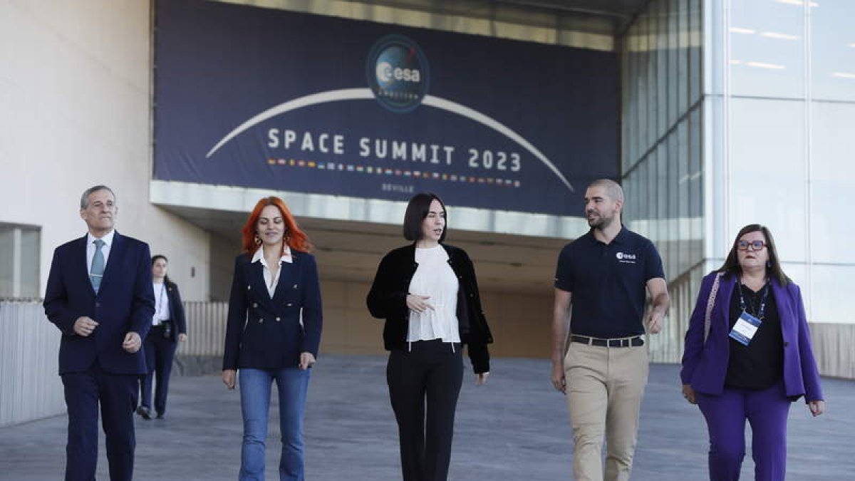 El director de la Agencia Espacial Española, Miguel Bello; la astronauta Sara García; la ministra de Ciencia e Innovación en funciones, Diana Morant, el astronauta Pablo Álvarez y la secretaria general de Innovación, Teresa Riesgo, momentos antes de presentar la Semana del Espacio en el Palacio de Congresos (FIBES) este lunes en Sevilla. JOSÉ MANUEL VIDAL