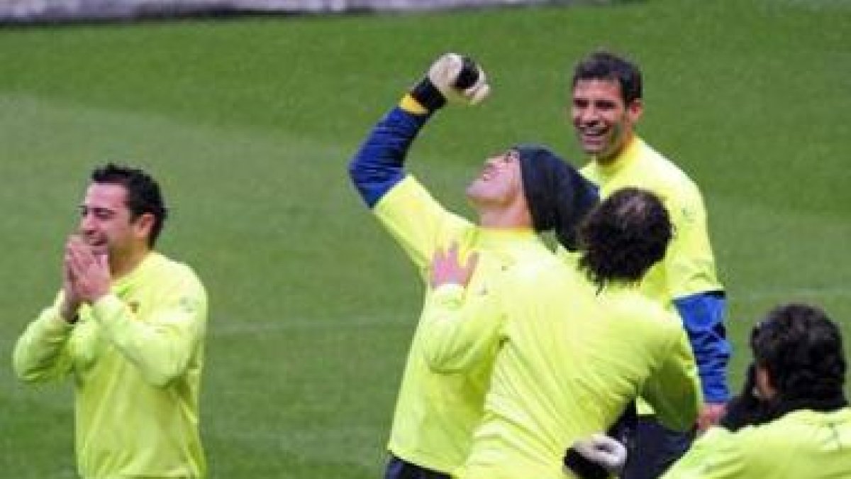 Valdés bromea con sus compañeros Xavi y Márquez en el entrenamiento matinal del Barça.